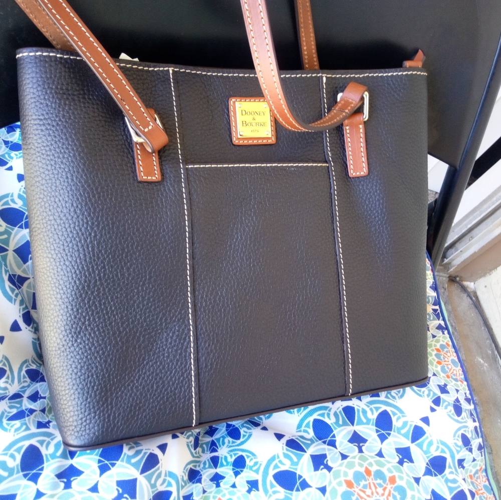 New Dooney & Bourke Small Black Peebles grain comes with a bag